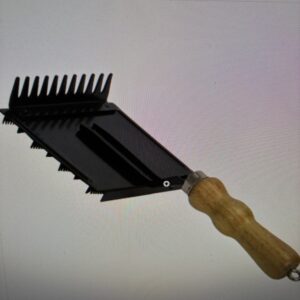 Metal strigle med håndtag